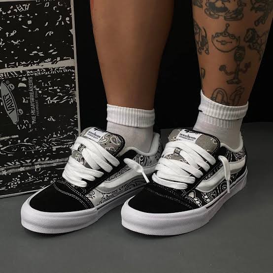 baskets Vans Knu Skool Bandana noires et blanches - image 2