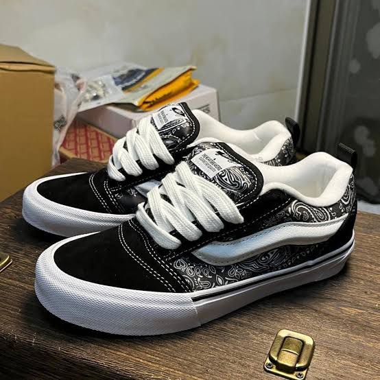 baskets Vans Knu Skool Bandana noires et blanches - image 3