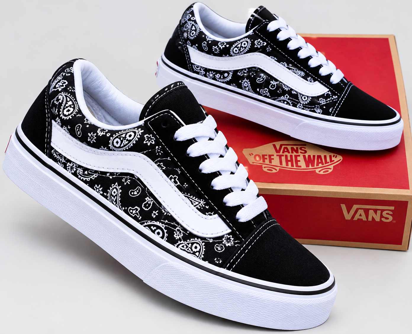baskets Vans Knu Skool Bandana noires et blanches